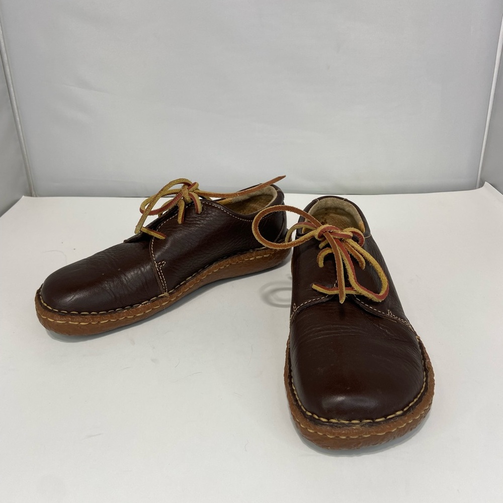 Brown Casual Shoes with Leather Material and Low-Cut Style